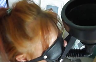 XXX او یک خروس را سکسکون گنده در دهان دختر قرار می دهد و سپس او را fucks در.