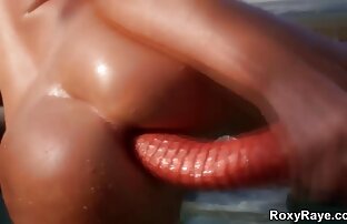 XXX تیره زن پرشهای کردن یک سوراخ با dildo بزرگ. سکسیکون گنده